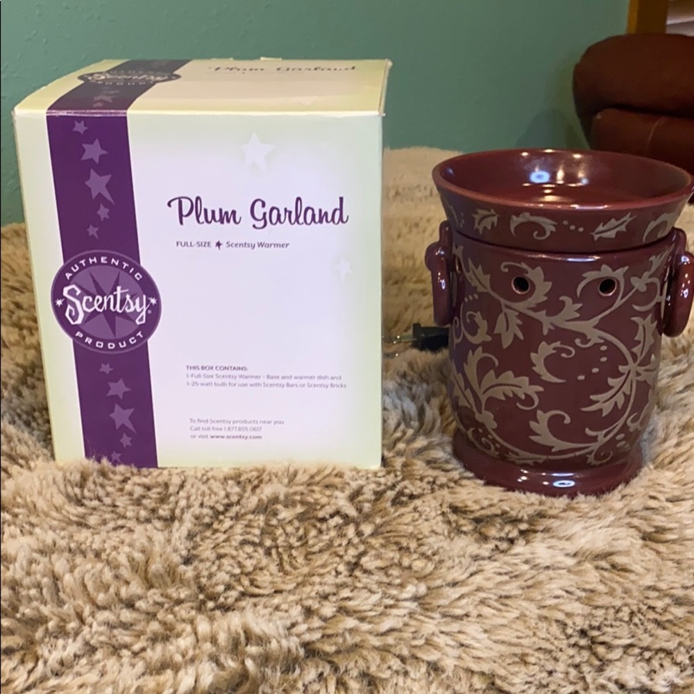 Scentsy Plum Garland full size warmer.  Excellent condition.